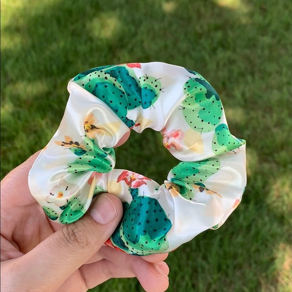 𝐃𝐚𝐢𝐧𝐭𝐲 𝐂𝐚𝐜𝐭𝐮𝐬 𝐒𝐜𝐫𝐮𝐧𝐜𝐡𝐢𝐞 - Picture 2 of 3